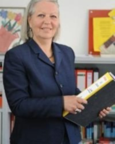 Dr. Bauer, Angelika